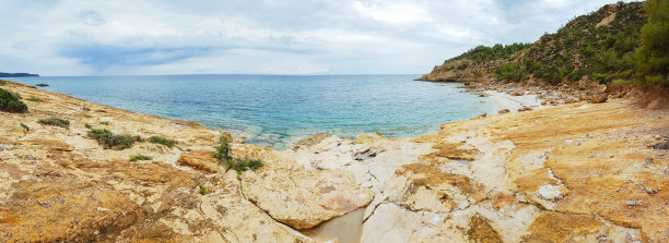 海滩上的黄色岩石图片下载