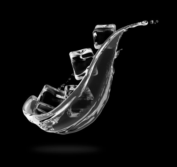 冰块与淡水飞溅的特写在黑色的背景图片下载