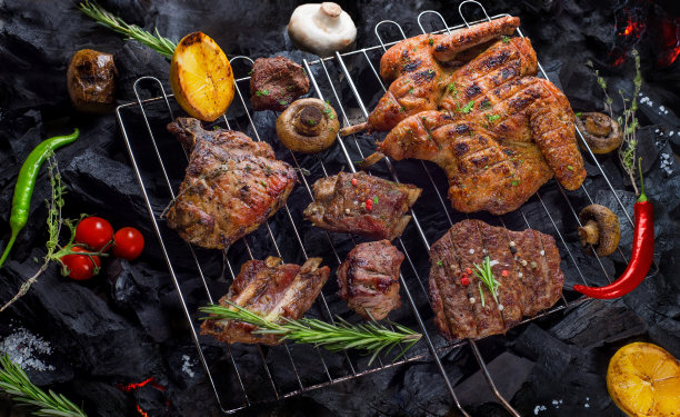 烤炉炉栅上靠着余烬的烤肉图片下载