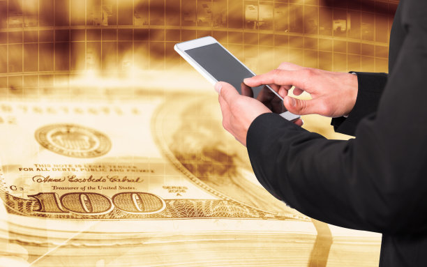 男人的手与手机在钞票的背景图片下载