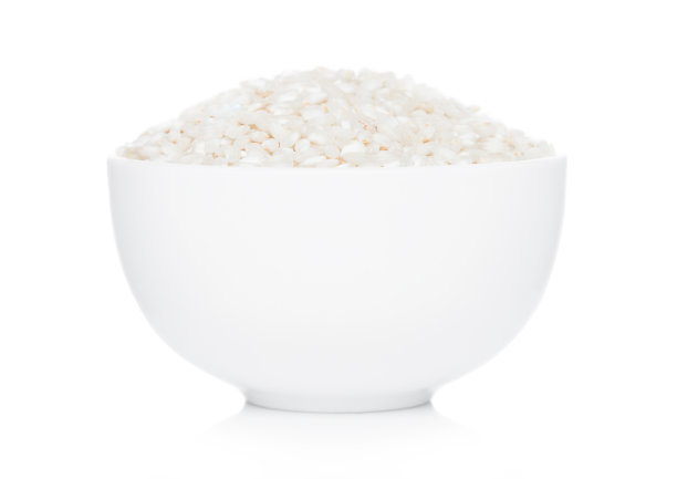 白底白底的一碗生有机意大利烩饭。健康食品。图片下载