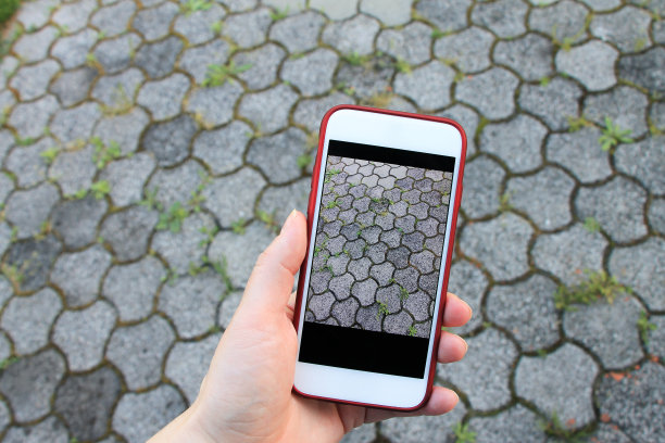 女孩拍照的马赛克路径图片下载