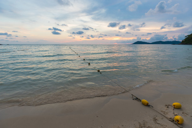 美丽的日落与风景从ao phrao，在泰国的同一个岛。图片下载