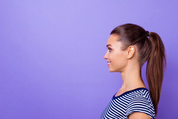侧面的照片马尾辫迷人可爱的女士未来真正的企业家沉思梦想，梦想的牙齿，坦率的穿着时尚的衣服孤立的彩色紫罗兰背景图片下载