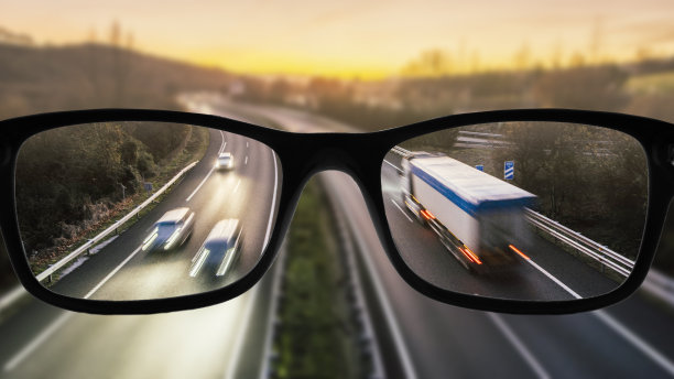 日落时聚焦高速公路的眼镜图片下载