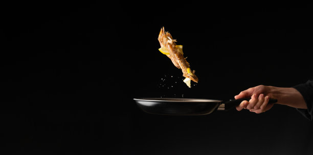 厨师准备海鲜，螳螂虾与柠檬，东亚美食，diilikates，在一个黑色的背景，水平照片，特写，横幅图片下载