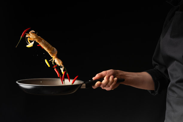 厨师准备海鲜，皮皮虾与柠檬和辣椒，东亚美食，diilikates，在一个黑色的背景，水平照片，特写图片下载