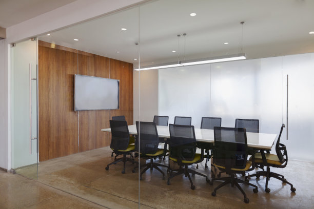 有电话会议屏幕的董事会会议室图片下载