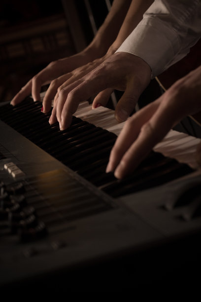 四个手在键合成器与浅景深的镜头图片下载