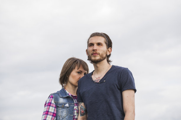 户外相爱的情侣图片下载