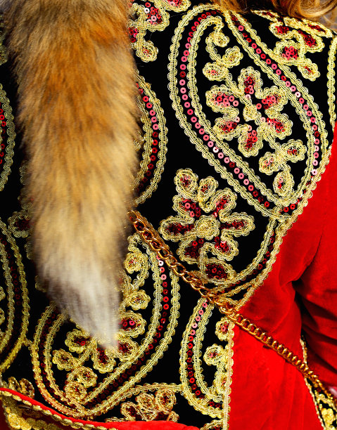 在古老的俄罗斯风格的复古妇女衣服上的贴花和金缝图片下载