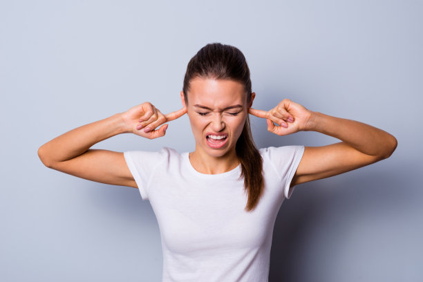 特写照片惊人的美丽的她她的夫人不害怕的情况史诗般的失败坏的心情眼睛闭上隐藏的耳朵手指可怕的噪音头痛穿休闲的白色t恤衣服孤立的灰色背景图片下载