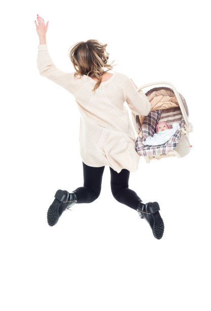 单身母亲穿着毛衣与婴儿汽车座椅-后视跳图片下载