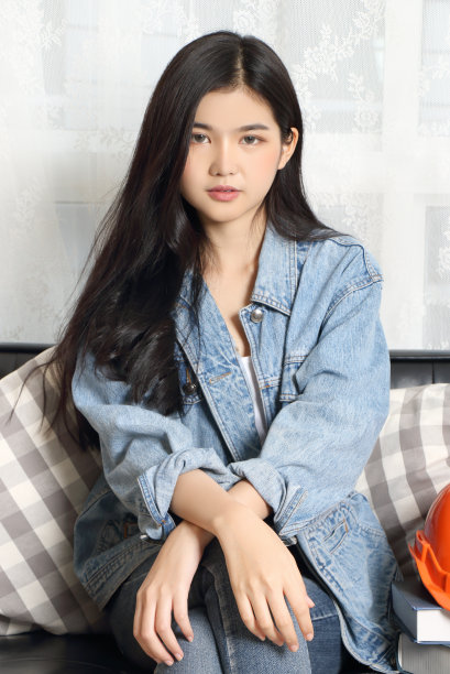 女人时尚牛仔裤图片下载