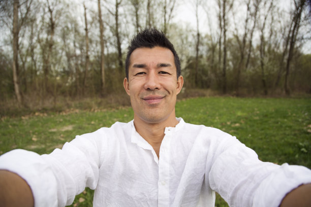 一名日本男子在树林里自拍图片下载