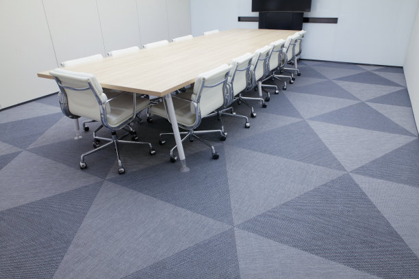 带有电话会议屏幕的会议桌图片下载