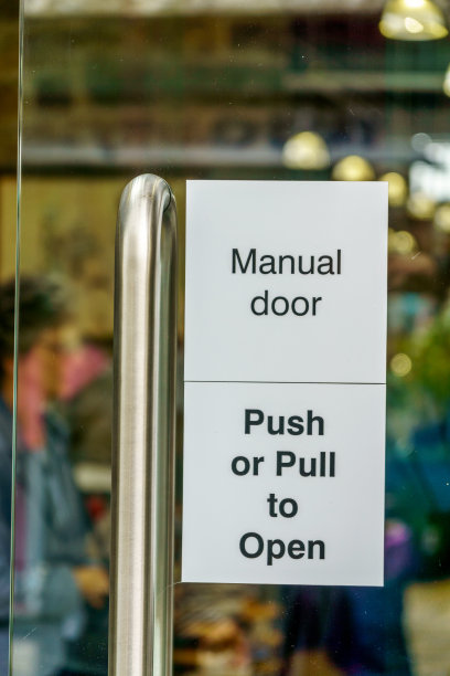 带标志的玻璃门图片下载