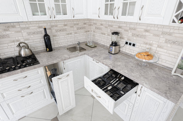 现代白色木制厨房内部图片下载