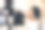 年轻女子为她的时尚博客评论黑色牛仔裤图片下载