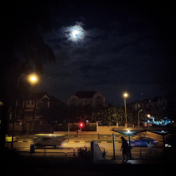 多云的夜空中有一轮明月图片下载