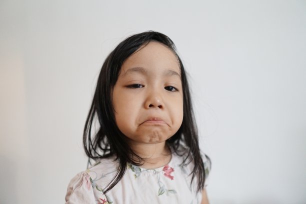 不舒服的小女孩图片下载