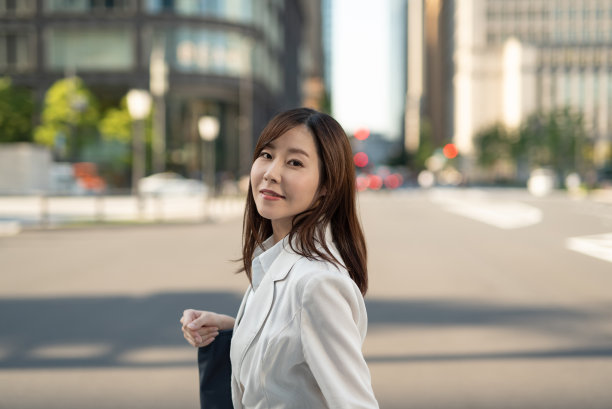 女商人正在过马路图片下载