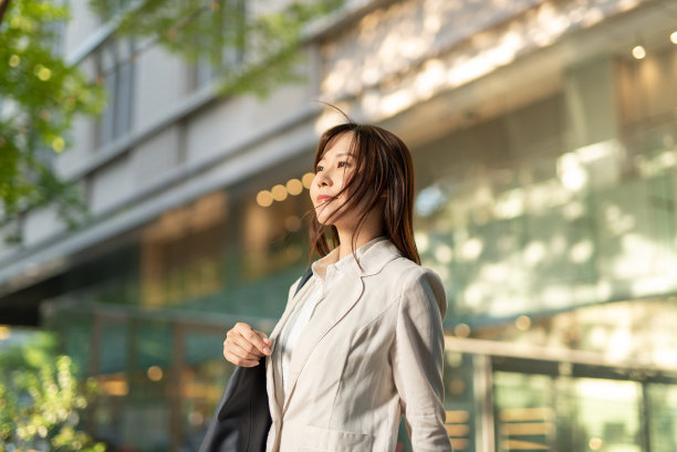 黄昏时分街上女商人的肖像图片下载