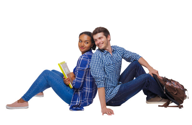 两个学生的侧视图他们正坐在地板上，背对着他们。图片下载