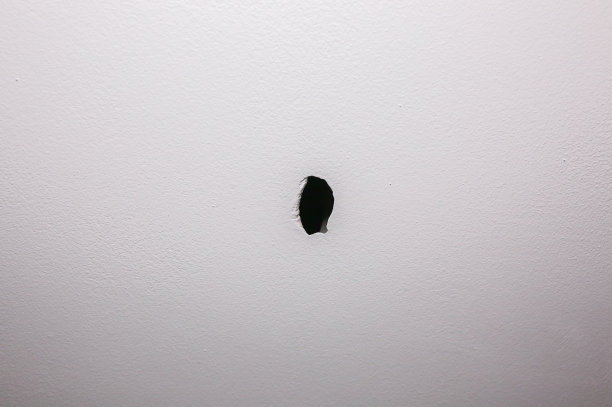 墙上的洞。公寓正在进行装修。图片下载