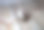 一个瓷杯放在咖啡豆堆里，一张木桌靠在白砖墙上。特写镜头。图片下载
