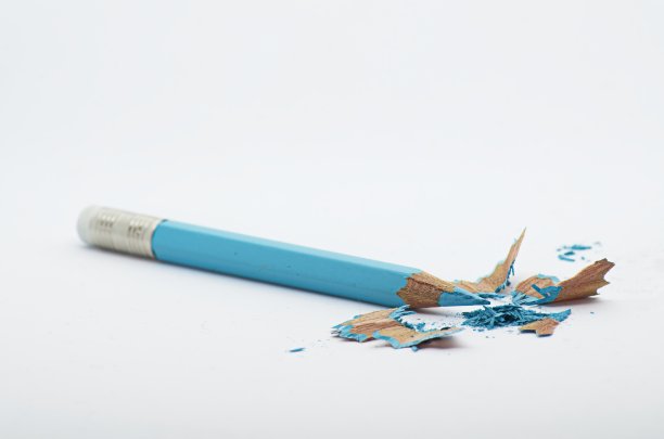 特写照片到一个用过的素描蓝铅笔图片下载