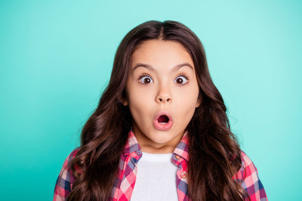 惊讶的可爱的时髦的孩子的近距离照片印象可怕的新闻信息惊恐的张开的嘴尖叫大叫意外的惊奇穿着格子衣服孤立的蓝绿色背景图片下载