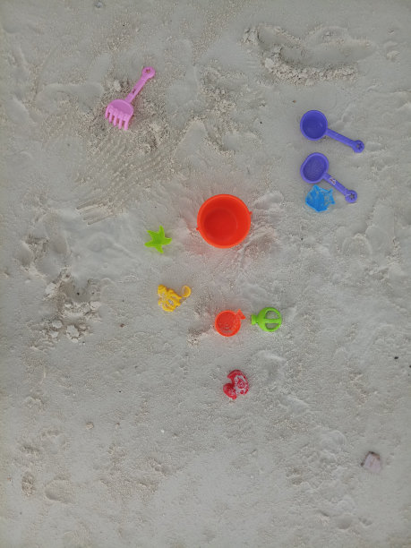 孩子们在Biyadhoo白色的热带海滩上玩游戏图片下载