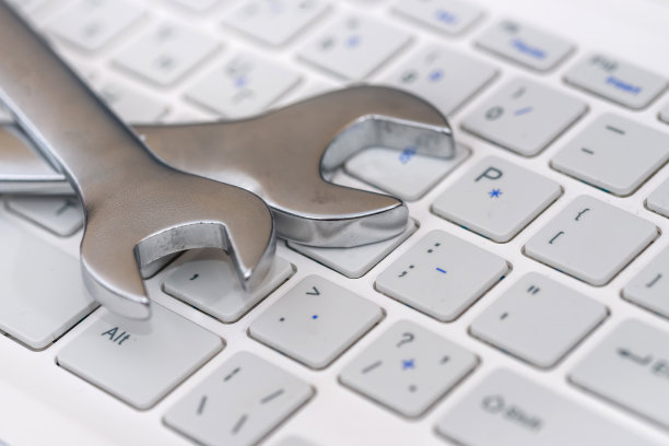 带钢制扳手的笔记本键盘图片下载