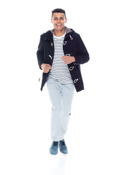 高大英俊的非裔美国人穿着夹克跑步图片下载