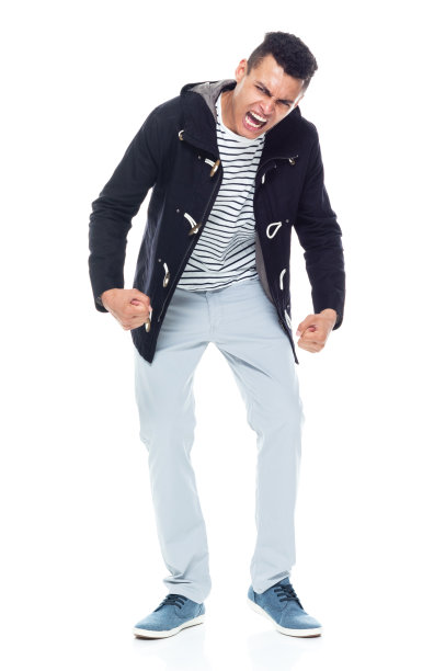 英俊高大的黑人穿着漂亮的衣服，在白色的背景上叫喊图片下载