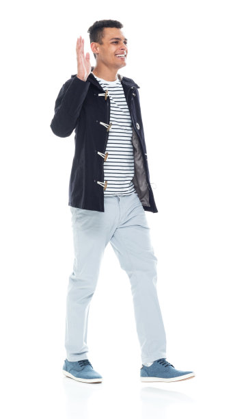 高大英俊的非裔美国人穿着一件夹克——边走边挥手图片下载