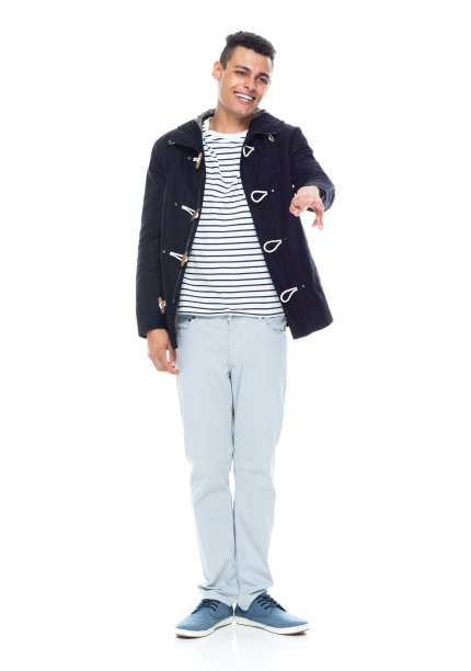 非常英俊的高个子黑人男子穿着一件暖和的夹克-正面观看，指指摸摸图片下载