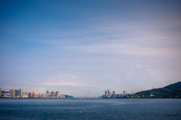 台湾新北市淡水河及官渡大桥图片下载