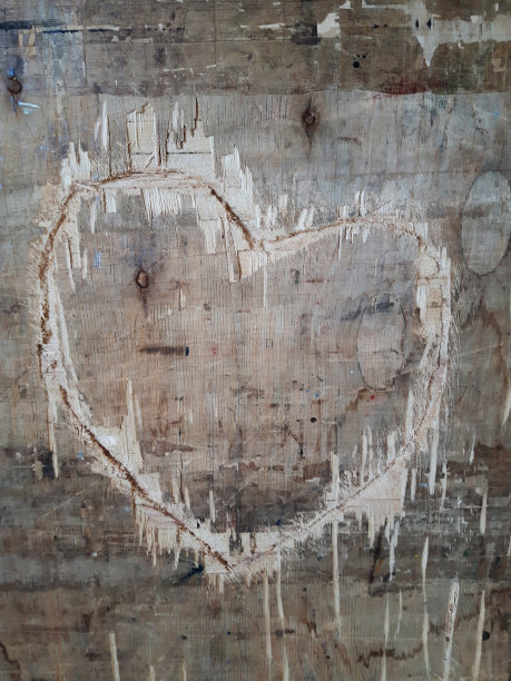 木质纹理受损带心图片下载