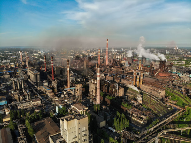 工厂或工厂工业区鸟瞰图，有许多有烟的管道或烟囱。重工业冶金生产产业景观图片下载