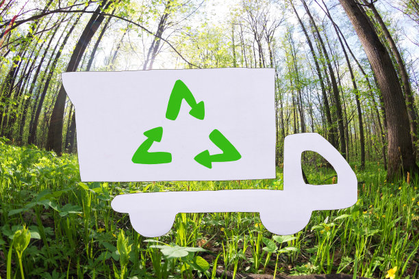 垃圾车平面设计在绿色。图片下载