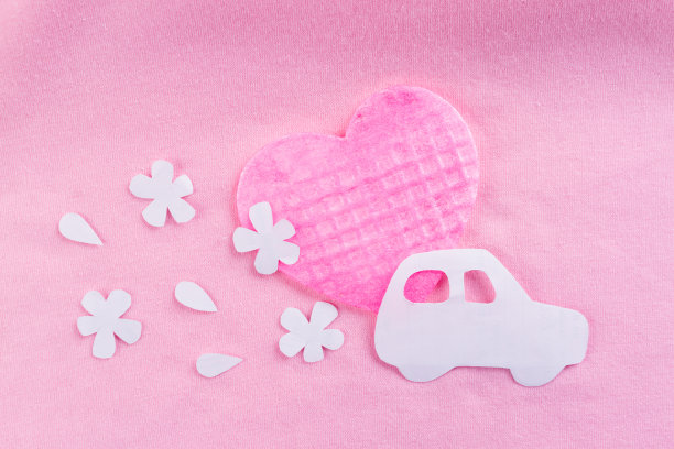 女孩驾驶汽车。图片下载