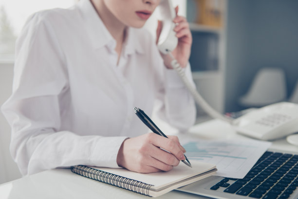 剪短的近距离照片漂亮的她她的商务女士钢笔铅笔做笔记记事本组织者听重要的谈话老板首席指示笔记本桌子明亮的办公室穿正装白衬衫图片下载
