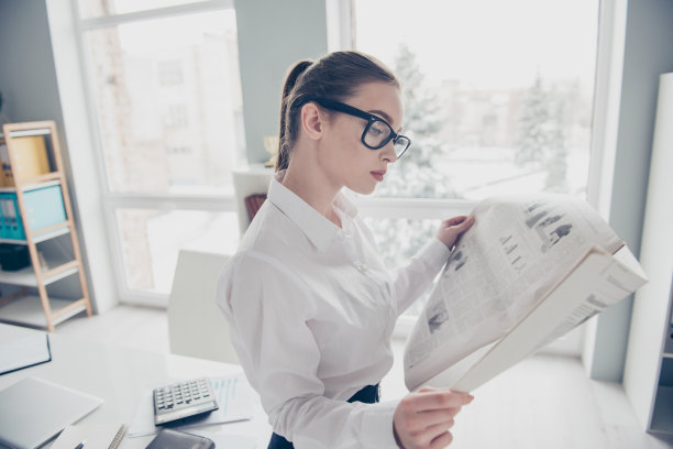 近距离的侧面侧面照片美丽的她她的商务女士戴眼镜眼镜双手手臂新鲜的新闻读者文章合作公司敌人戴眼镜正装白衬衫现代明亮的办公室图片下载