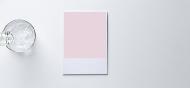 玻璃杯-水与空的相框空间的笔记。白色的办公室桌子从上面的工作空间横幅模型概念图片下载