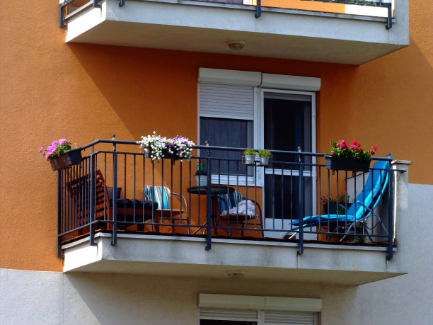 阳台用钢桩栏杆和明亮的庭院家具在夏天图片下载