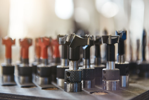 金属加工用的铣刀和钻头。宏观照片图片下载