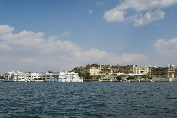 印度拉贾斯坦邦乌代普尔市皮丘拉湖上的泰姬陵和城市宫殿的图片图片下载