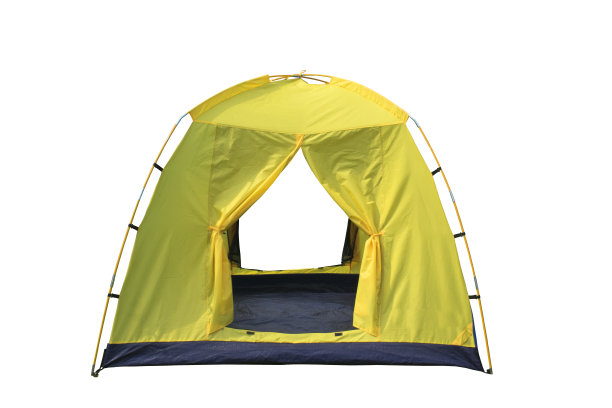 圆顶露营帐篷模型的家庭孤立的背景。图片下载